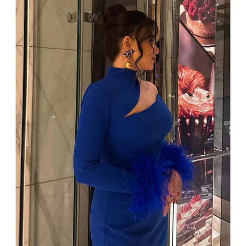 Vestido de noche azul rey con escote alto, mangas largas y plumas 