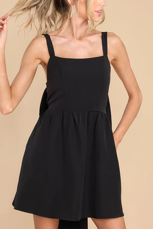 Robe mini élégante et magnifique à dos oversize, nœud, bretelles larges et poches 