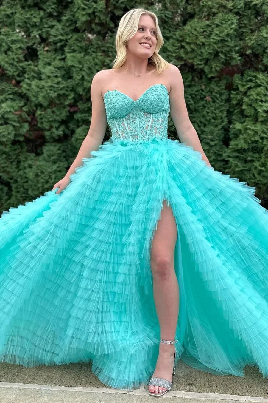 Precioso vestido de fiesta rosa de corte A con escote corazón y corsé, adornado con apliques.