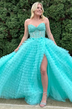 Precioso vestido de fiesta rosa de corte A con escote corazón y corsé, adornado con apliques.