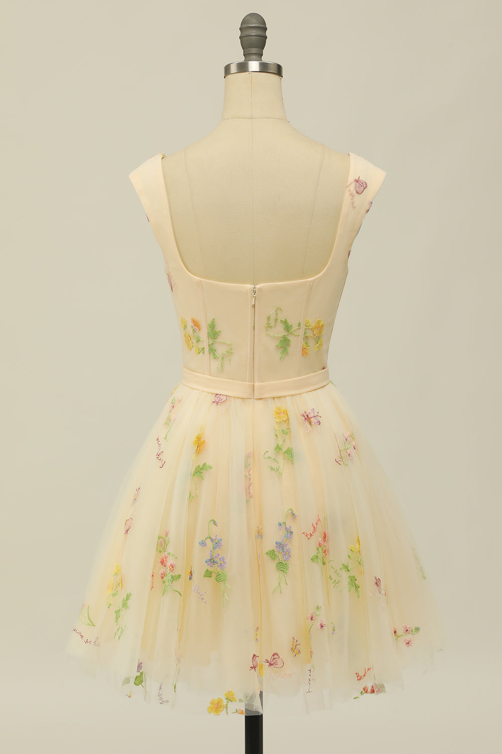 Robe courte vert clair élégante, coupe trapèze, décolleté cœur et broderies.