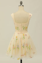 Robe courte vert clair élégante, coupe trapèze, décolleté cœur et broderies.