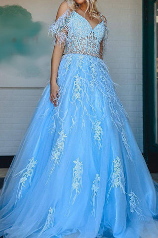 Precioso vestido de graduación azul de corte A con corsé, hombros descubiertos y apliques de plumas.