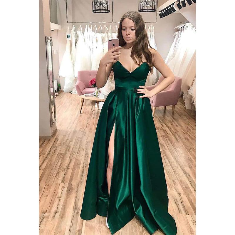 Vestido largo de fiesta sencillo, sin tirantes, de satén verde, corte en A, escote en V y abertura. 