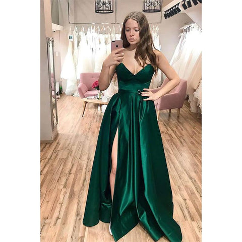 Vestido largo de fiesta sencillo, sin tirantes, de satén verde, corte en A, escote en V y abertura. 