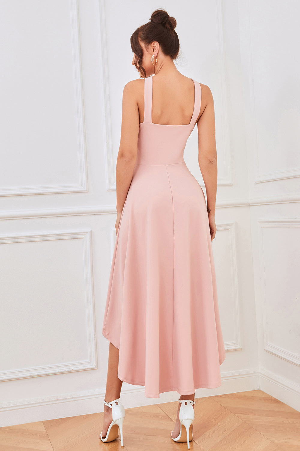 Vestido de fiesta de línea A con escote halter y corte asimétrico