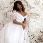 Robe de mariée bohème simple en forme de A, sexy, épaules dénudées, en tulle plissé blanc, idéale pour la plage, les bals de fin d'année et les mariages (collection 2023).