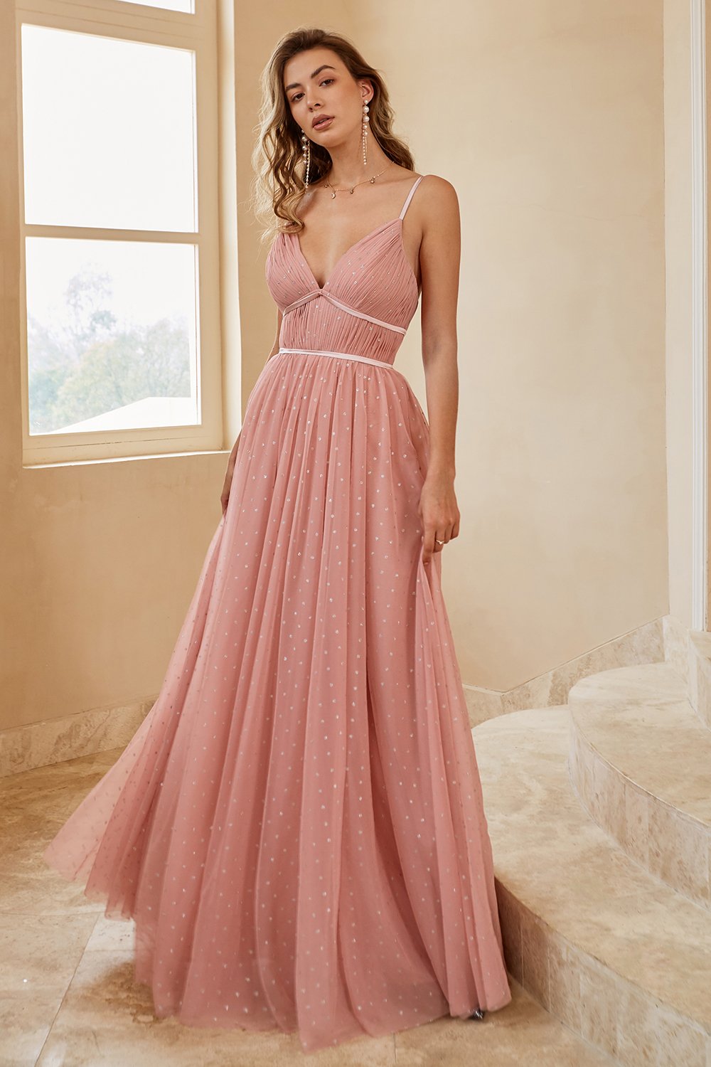 Vestido de dama de honor corte A con tirantes finos y volantes