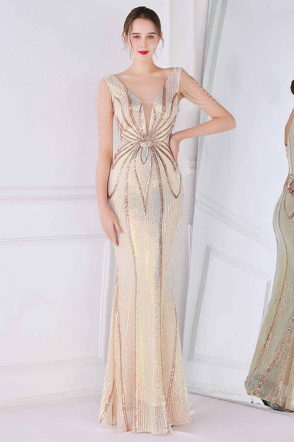 Robe de bal fourreau à sequins dorés et franges