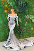 Vestido largo de sirena de terciopelo con hombros descubiertos y mangas para baile de graduación