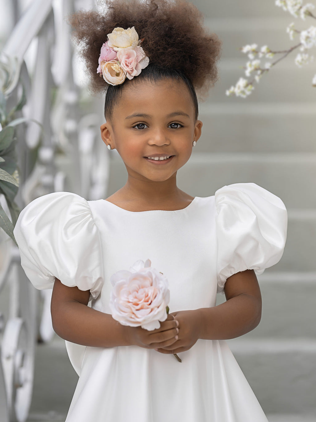 Vestido de niña de las flores con mangas abullonadas, lazo, botones en la espalda y cola de barrido 