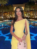 Robe de bal longue élégante en mousseline jaune asymétrique Y7524