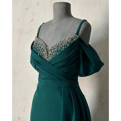 Robe de soirée formelle à plis perlés, à bretelles dénudées et fourreau/colonne 