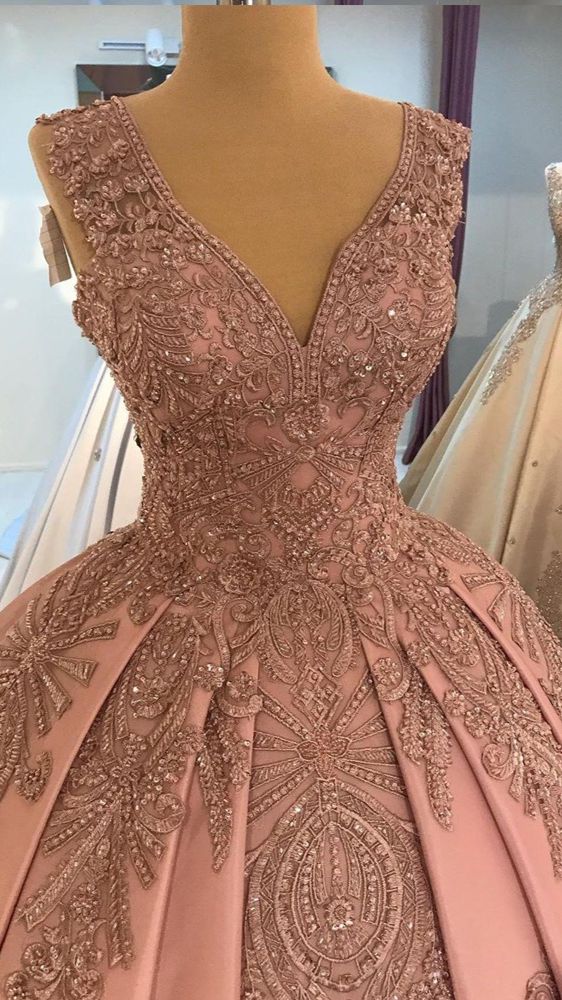 Robe de bal en satin rose poudré ornée de dentelle et de perles, décolleté en V profond, référence Y1086