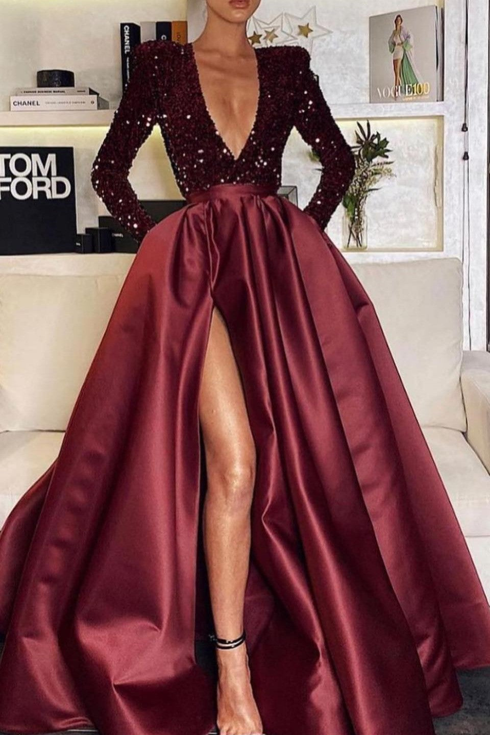 Robe de bal sirène à manches longues et décolleté en V, en satin à sequins et fente.