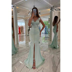 Robe de bal longue sirène en satin perlé avec décolleté en cœur et fente