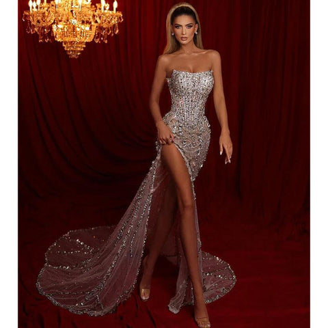 Vestido largo de fiesta formal sin tirantes con abertura y cuentas 