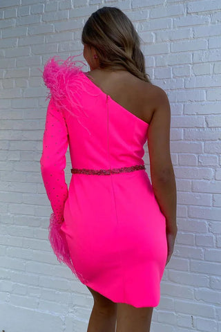 Vestido corto ajustado de un solo hombro para fiesta de bienvenida con plumas
