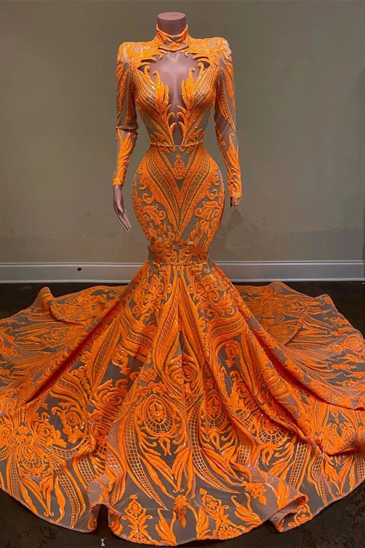 Vestido de fiesta naranja estilo sirena con cuello alto, mangas largas y encaje de lentejuelas.