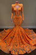 Vestido de fiesta naranja estilo sirena con cuello alto, mangas largas y encaje de lentejuelas.