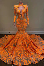 Vestido de fiesta naranja estilo sirena con cuello alto, mangas largas y encaje de lentejuelas.