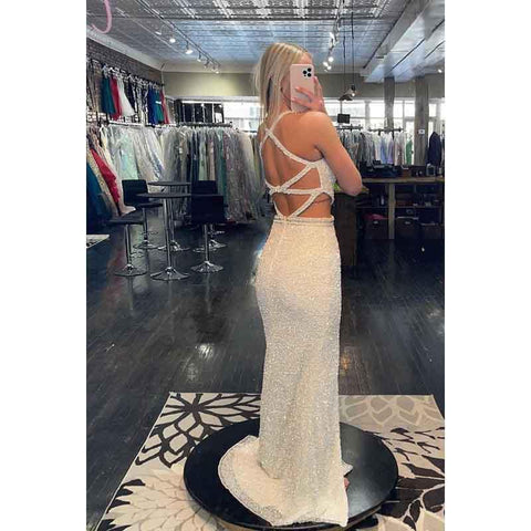 Robe de bal longue à bretelles croisées et découpes pailletées et col en V