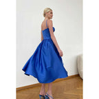 Robe de soirée mi-longue en satin froncé, simple, décolleté en cœur, sans manches 