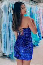 Robe de bal courte à paillettes bleu roi, fourreau, bretelles spaghetti et fente.
