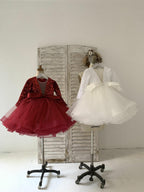 Vestido festivo de tul con escote en V profundo y lentejuelas hasta la rodilla, ideal para fiestas navideñas y de fin de año. 