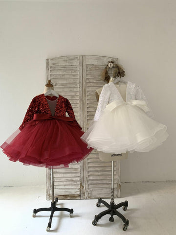 Vestido festivo de tul con escote en V profundo y lentejuelas hasta la rodilla, ideal para fiestas navideñas y de fin de año. 