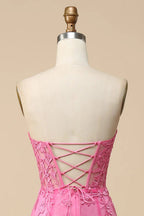 Robe de bal longue en dentelle à corset et décolleté cœur, fendue.