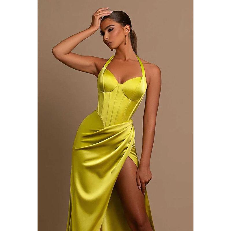 Robe de soirée longue froncée à col licou et décolleté en cœur avec fente sur la cuisse