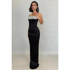 Robe de soirée longue noire à bretelles et perles, coupe fourreau/colonne 
