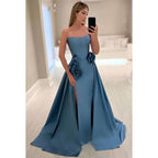 Superbe et charmante robe de bal trapèze à épaules dénudées et sans bretelles avec fente et fleur