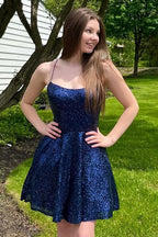 Vestido corto de fiesta de bienvenida azul marino con lentejuelas, escote halter y espalda cruzada, corte en A.