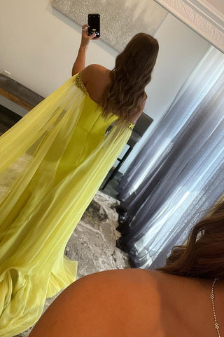 Robe de bal longue jaune à épaules dénudées et fente, coupe trapèze
