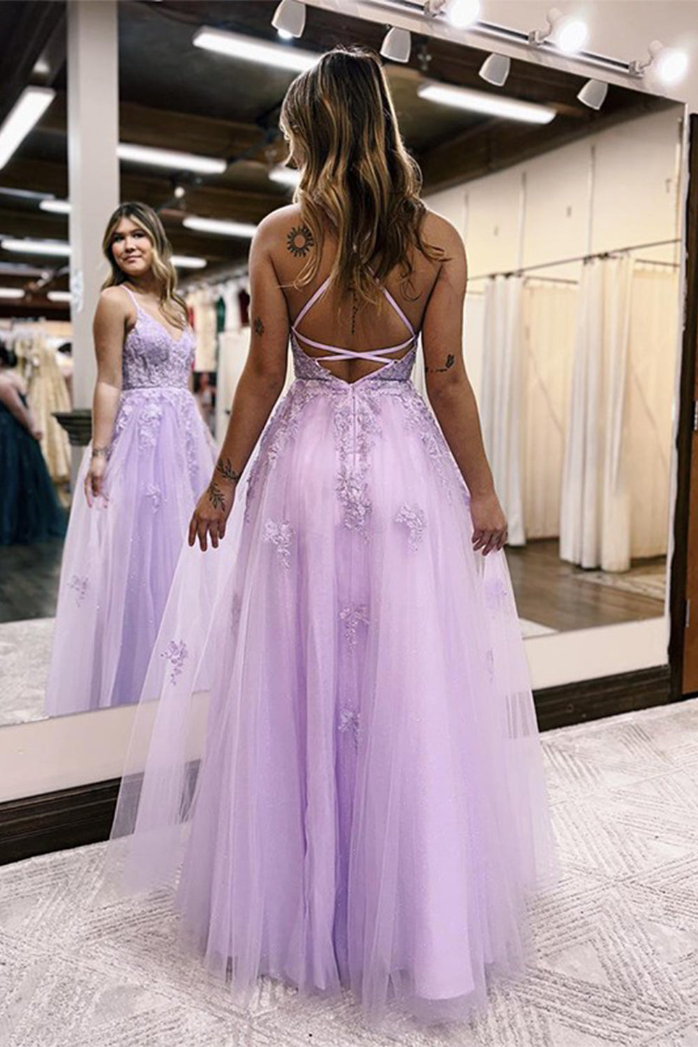 Vestido largo de fiesta lila con tirantes finos, corte en A y apliques