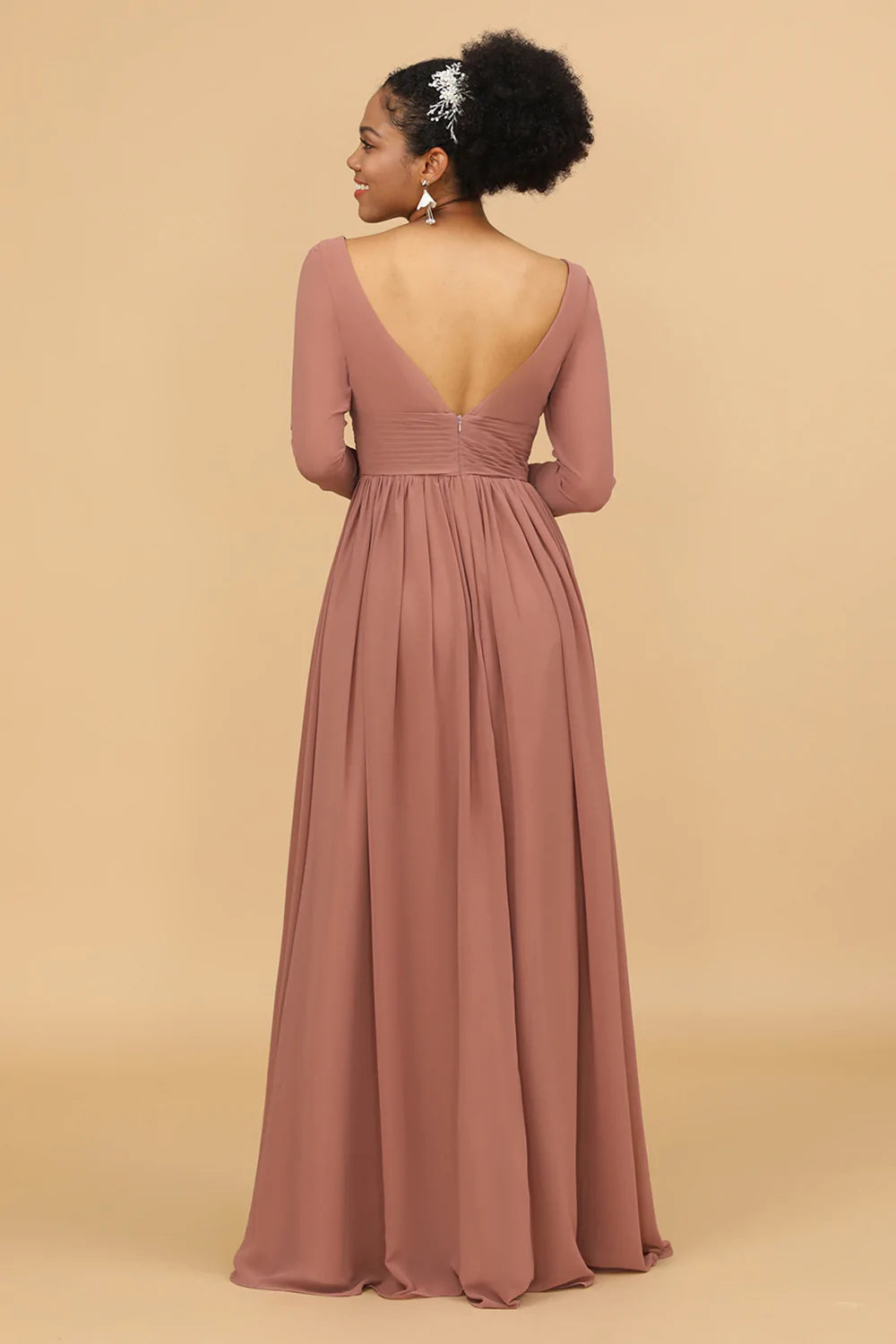 Vestido de dama de honor rosa con cuello en V y mangas largas