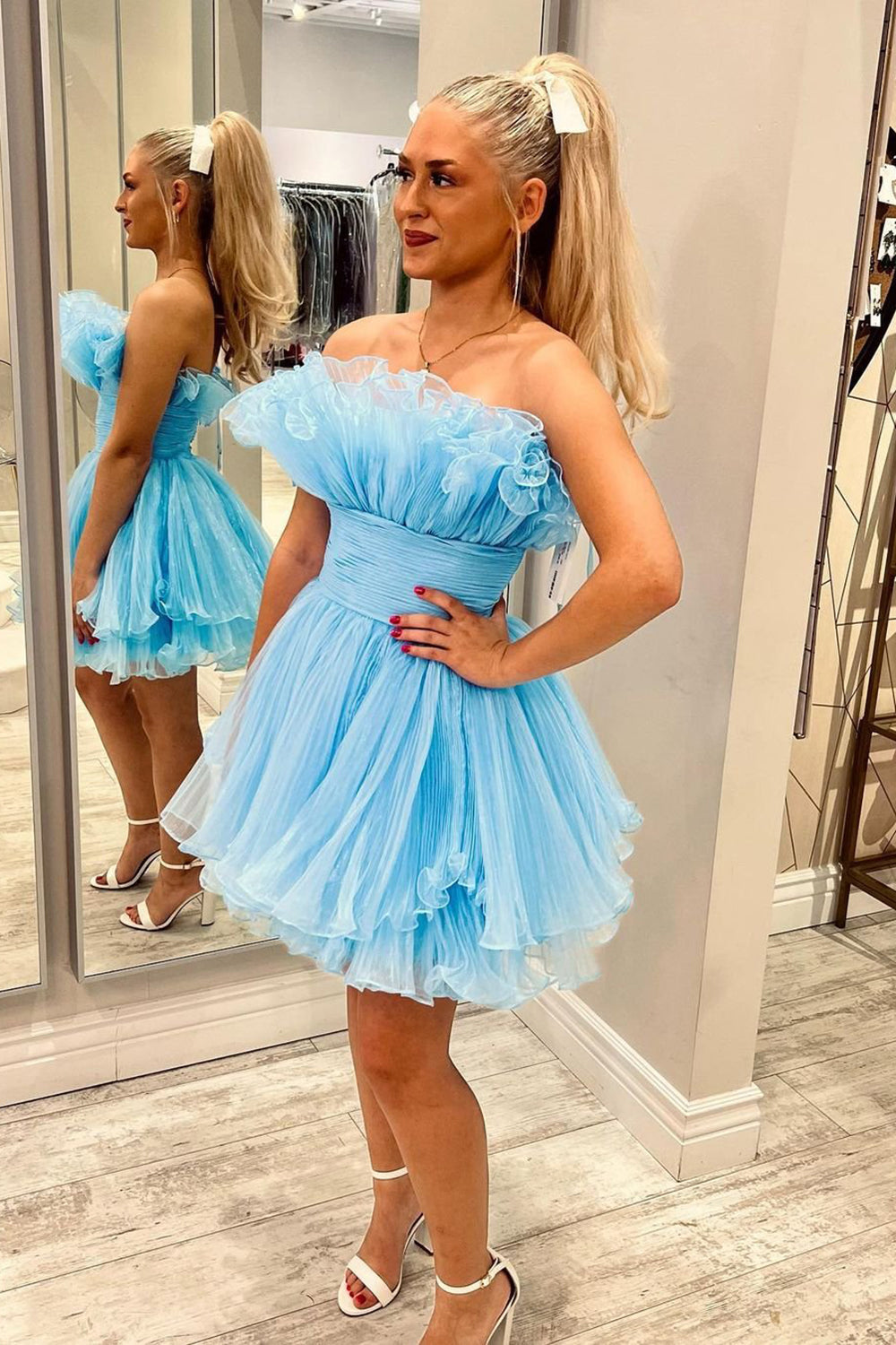 Robe de bal courte bleue sans bretelles, coupe trapèze, à volants