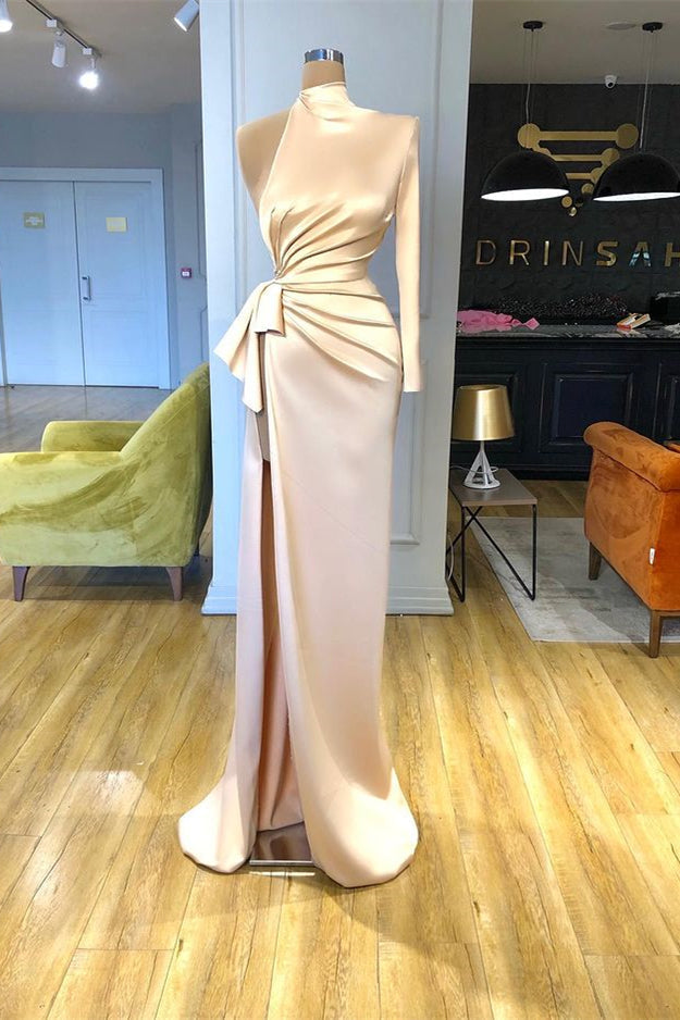 Robe de bal sirène asymétrique à col montant et manches longues fendue.