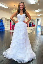 Robe de bal blanche à bretelles spaghetti, coupe princesse, corset et appliques à volants