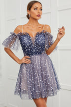 Robe de cocktail à pois et épaules dénudées