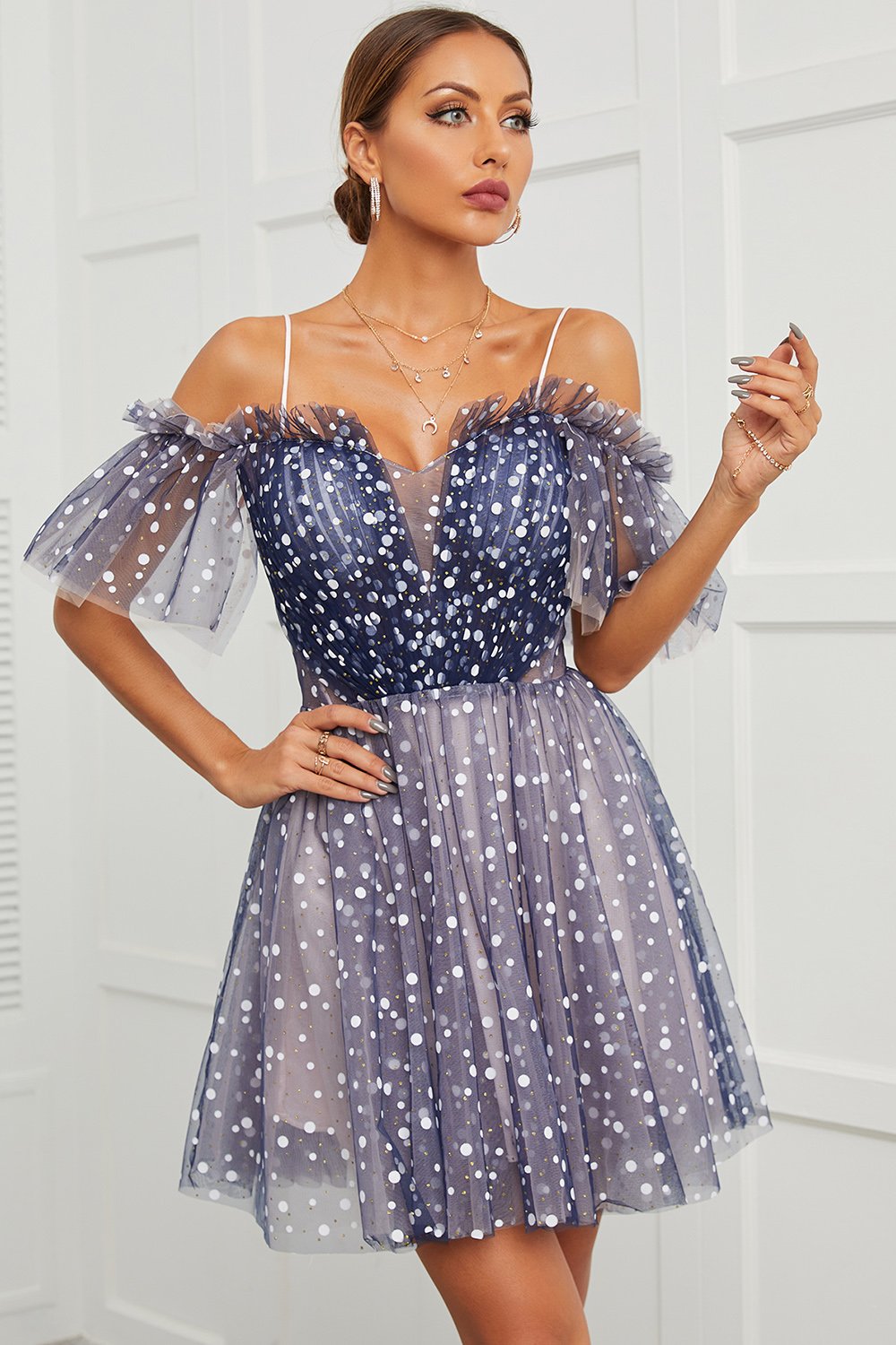 Vestido de cóctel con lunares y hombros descubiertos