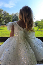 Ravissante robe de demoiselle d'honneur à sequins et manches courtes ornée de plumes.
