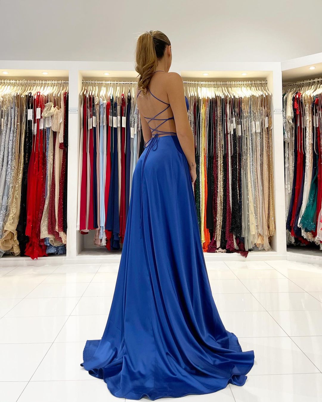 Robe de bal longue bleu roi à col en V fendue et bretelles spaghetti