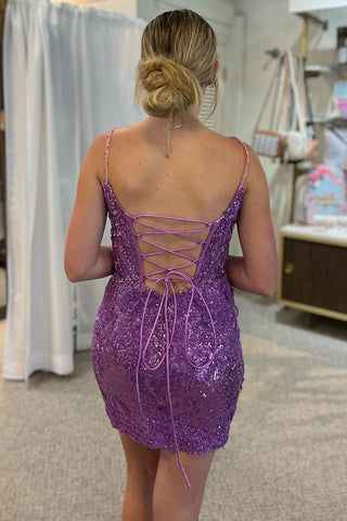 Robe courte moulante à fines bretelles et sequins, dos croisé, idéale pour un bal de promo.