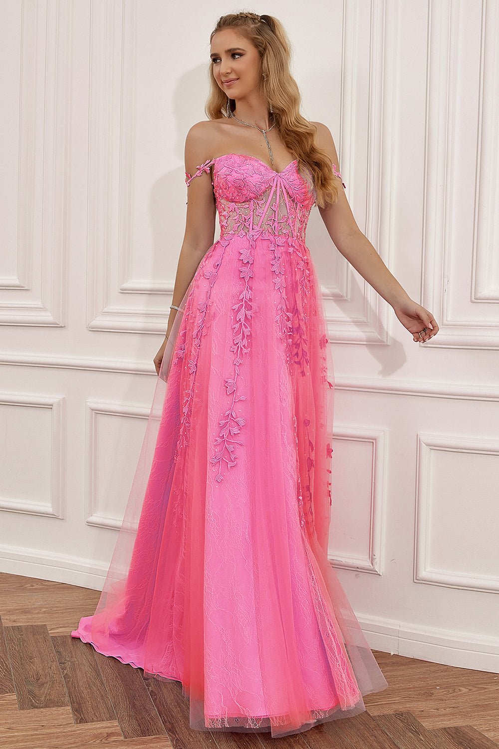 Robe de bal épaules dénudées avec appliques