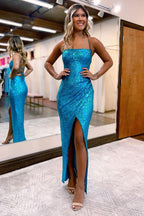 Robe de bal longue fourreau à fines bretelles et sequins bleus, fendue sur le devant