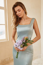 Vestido de dama de honor de satén con abertura