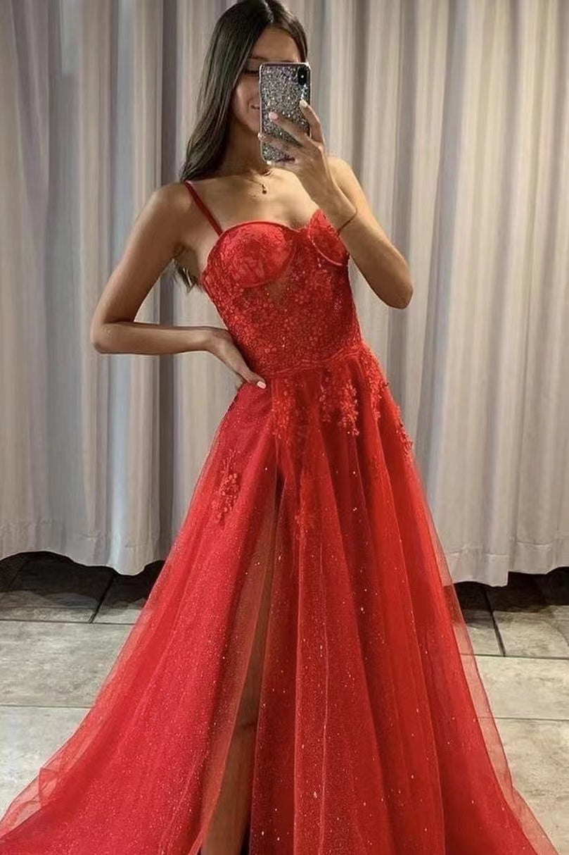 Vestido largo de fiesta de tul corte A con tirantes finos, abertura y apliques de encaje.